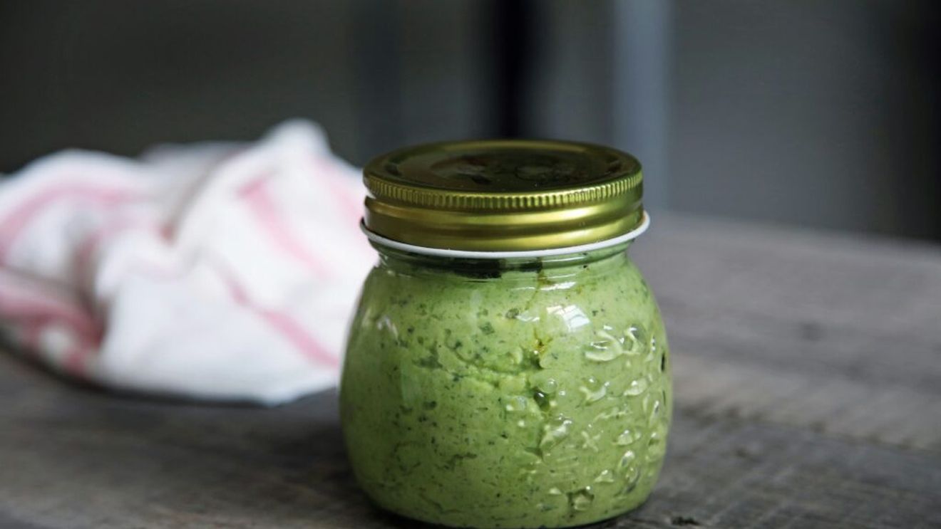 ABC în bucătărie | Pesto de busuioc pentru iarnă: cum îl păstrezi verde mai mult timp și de ce nu e recomandat să îl ții în cămară