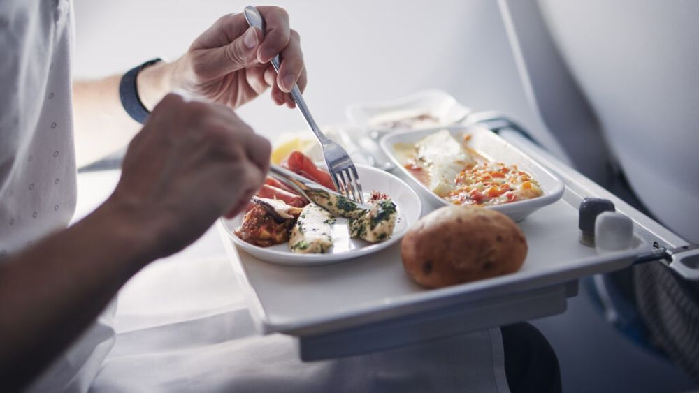 Proces împotriva Qatar Airways: Un medic cardiolog vegetarian ar fi murit în avion după ce i s-a servit carne / Acuzațiile familiei