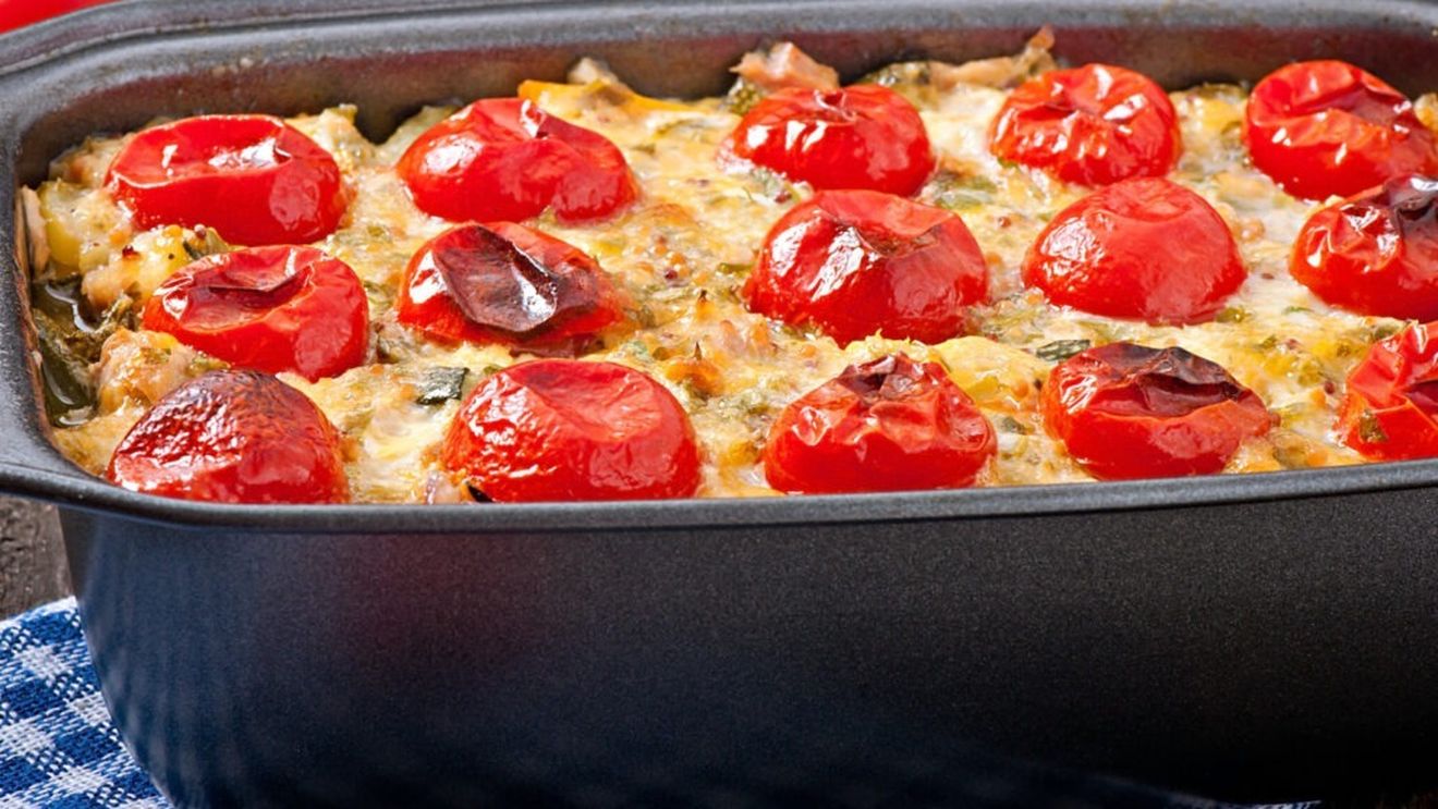 Idei de cină, o rețetă cu două variante, una dintre ele de  post. Cartofi gratinați în stil napoletan, cu sau fără brânzeturi