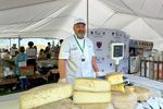 FOTO | A lucrat 13 ani într-o lăptărie din Italia, apoi s-a întors în România să facă brânză maturată. Acum este singurul crescător de vaci rămas în Hoghilag / „Bagă mâna în lapte, bagă mâna în brânză, ca să înțelegi când e gata”