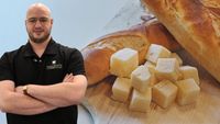 Mituri despre alimentele care afectează dinții / Stomatologul Fadi Cherry: „Pâinea și biscuiții fac la fel de rău ca și zahărul, iar brânza și lactatele au efect protector”