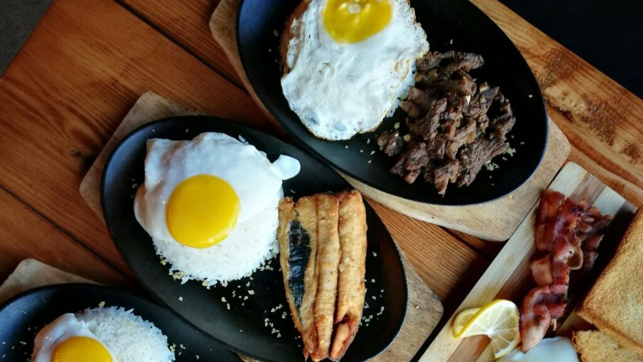 Patru semne că organismul tău nu primește suficiente proteine/ Nutriționiștii te sfătuiesc să mănânci proteine, inclusiv la micul dejun, pentru a scăpa de oboseală, căderea părului și poftele între mese