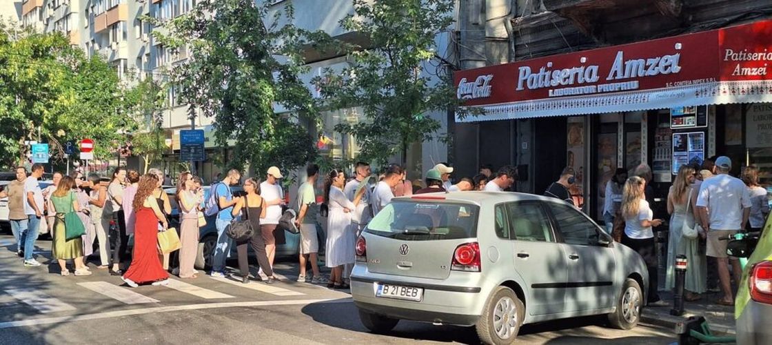 GALERIE FOTO | Scandalul merdenelelor a adus și mai mulți clienți la Nea Mihai / Coada s-a întins în stradă
