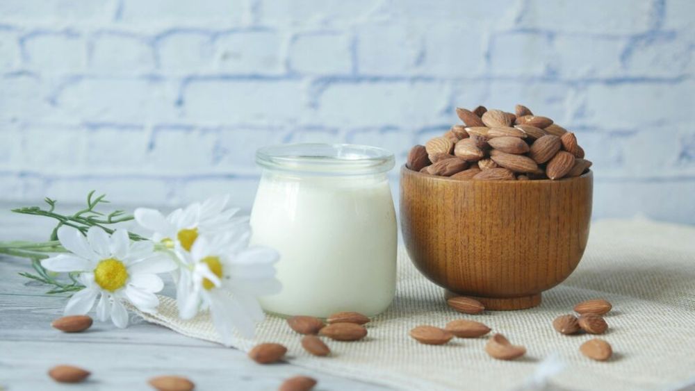 Cât de sănătos este, în realitate, laptele de migdale. Avantaje și dezavantaje ale consumului de lapte vegetal