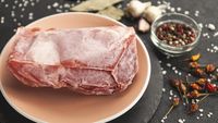 Ai lăsat carnea congelată pe blat? După cât timp trebuie să o arunci / Care sunt metodele sigure pentru a decongela carnea