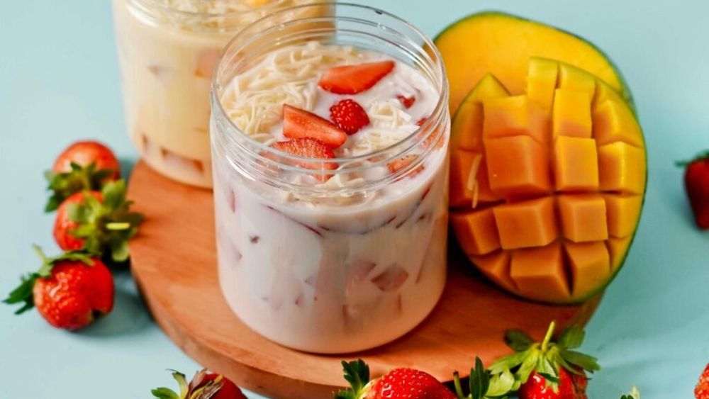 Mic dejun răcoritor de vară: de la iaurt cu mango și curmale uscate, la fructe de sezon și combinații revigorante