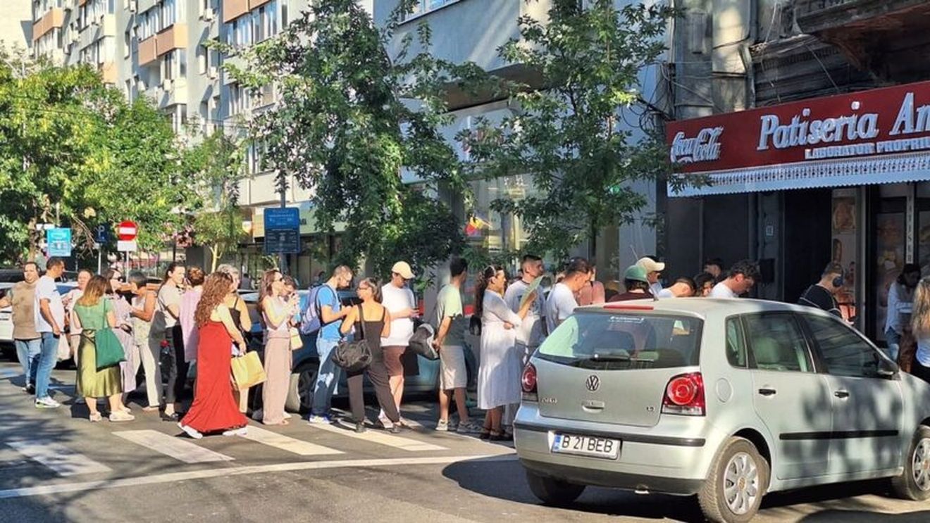 GALERIE FOTO | Scandalul merdenelelor a adus și mai mulți clienți la Nea Mihai / Coada s-a întins în stradă