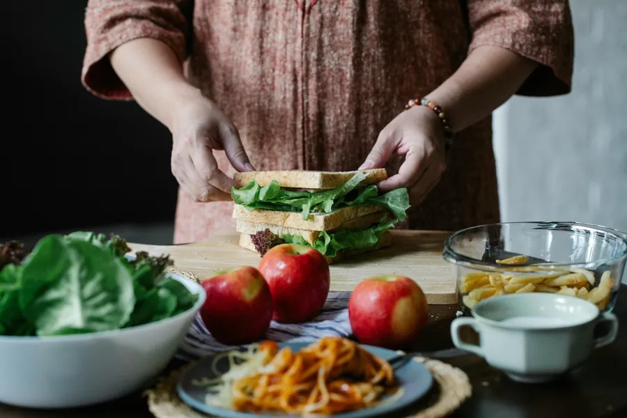 Sandvis cu salata fara pui delicios si usor de preparat