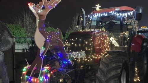 Paradă de camioane și tractoare decorate de Crăciun / Evenimentul, devenit tradiție, este dedicat strângerii de fonduri pentru o organizație care luptă pentru drepturile persoanelor cu sindrom Down