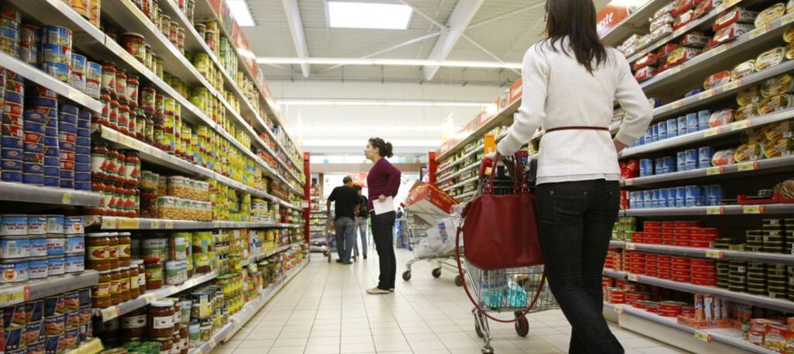 Rusia bombardează supermarketuri, porturi și rețele de distribuție. Ucrainienii își fac provizii de apă și mâncare