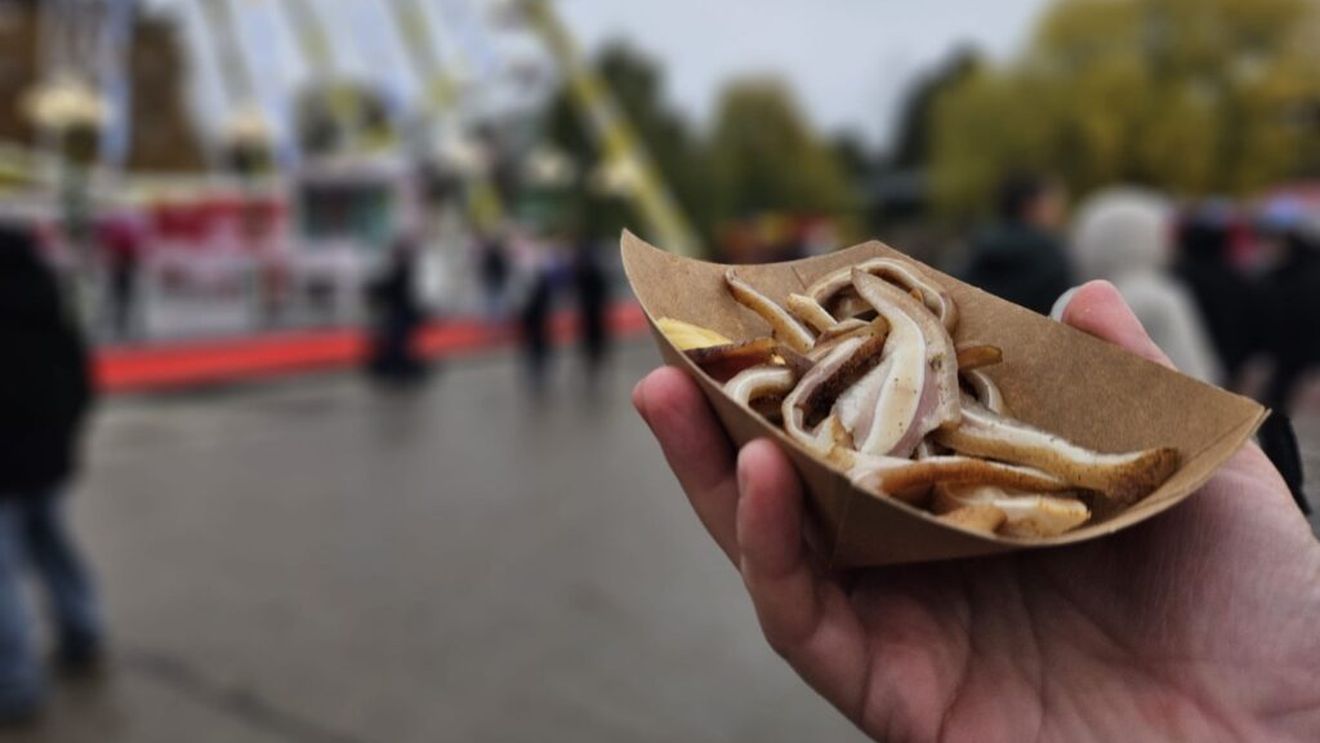 Cât costă 100 de grame de urechi de porc la Târgul de Crăciun din Drumul Taberei. „Pofticioșii”, nevoiți să bage mâna adânc în buzunar / Un kilogram de urechi de porc, echivalentul a 10 de kilograme de carne de porc (FOTO-VIDEO)