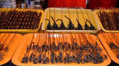 Restaurantele din Singapore ar putea fi autorizate să servească până la 16 specii de insecte începând cu luna viitoare. Ce alimente vor conține „delicatesele” cu șase picioare sau larvele lor