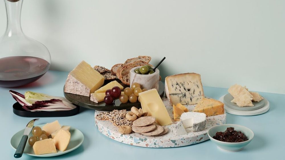 Start-up-ul britanic Better Dairy inovează prin „fermentația de precizie”, creând alternative de brânză fără lapte de vacă, dintre care una fermentată