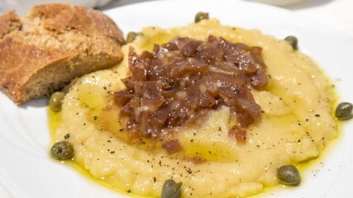 Idei de cină 100% vegetală. Fava crema - supă cremă de mazăre galbenă în stil grecesc. Rețeta face parte dintre propunerile „Senzațional”, cartea de rețete editată de Comisia Europeană