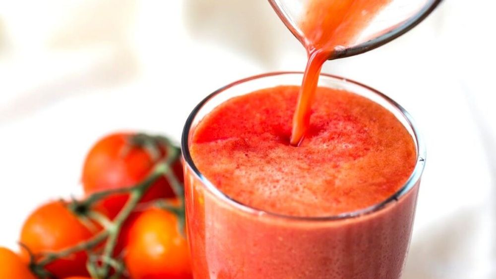 Rețetă anti-risipă: din roșii aproape pierdute, un suc perfect pentru o rețetă de supă / Deși s-au ofilit, tomatele mai pot fi încă folosite pentru o supă sau suc de roșii