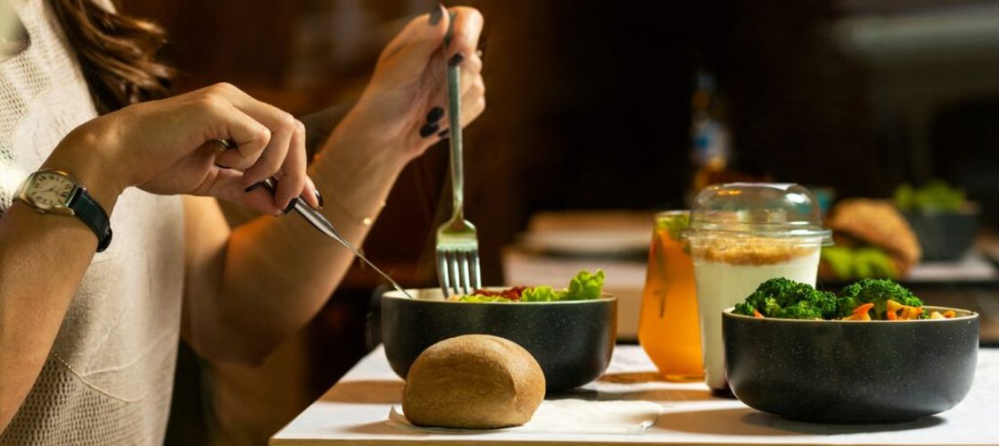 Crezi că pâinea îngrașă, zahărul trebuie eliminat și mâncatul seara te îngrașă? 11 mituri despre alimentația sănătoasă, demontate de știință