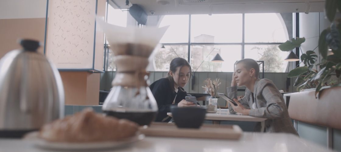 INTERVIU | De ce tot mai mulți oameni comandă, în cafenelele de specialitate, V60 – metoda japoneză de preparare manuală / Barista: Cafeaua filtrată devine noul ritual urban