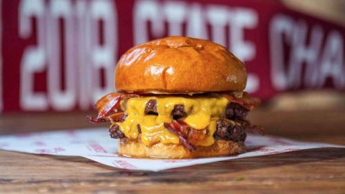 Cinci suedezi s-au autoproclamat cei mai buni experți din lume în materie de hamburgeri și au publicat The World's 25 Best Burger. Presa din toată lumea a numit lista lor ”Ghidul Michelin al fast-food-ului” și ”Oscar-ul hamburgerilor”