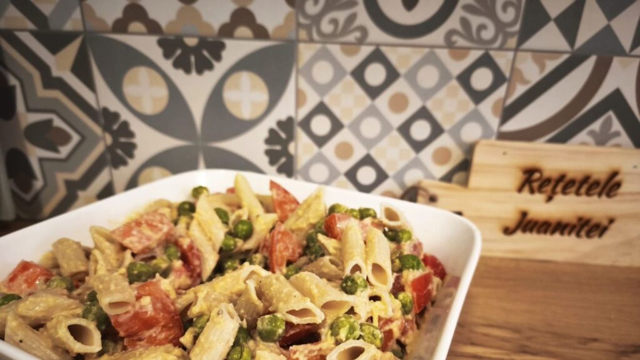 Rețetele Juanitei | Paste cremoase cu mazăre proaspătă sau congelată și roșii/ Trebuie să profităm de legumele proaspete de primăvară/ Ideal și pentru vegani | FOTO