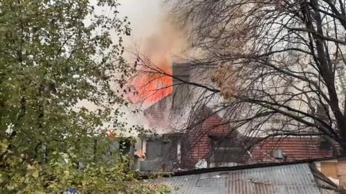 Incendiu puternic în centrul Capitalei/Flăcările au cuprins interiorul fostului restaurant Mărul de Aur şi la acoperişul clădirii