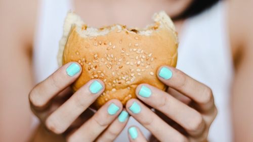 Traficul îngreunat favorizează tipul de mâncare fast-food: Un studiu american asociază întârzierile rutiere cu alimentația nesănătoasă