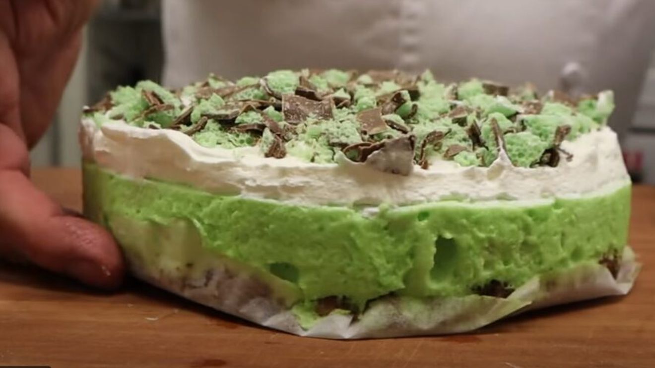 Desertul preferat al regretatei regine Elisabeta, făcut cu mentă și ciocolată neagră, a rămas în meniu la Castelul Balmoral. Regele Charles detestă ciocolata