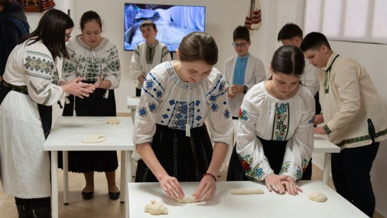 Aluaturi tradiţionale de Paşti, frământate la muzeul din Arad de sute de copii: „Avem aceeaşi reţetă simplă de sute de ani, pe care o ştiu şi eu de la bunici, doar apă, drojdie, sare şi făină”