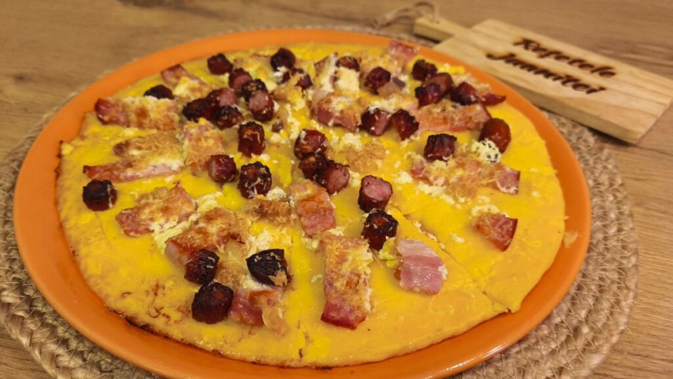 VIDEO FOTO | Rețetele Juanitei | Pizza cu blat de mămăligă/ Îi putem pune ingrediente brânză, slană și ou sau șuncă, ciuperci și roșii/ Variante pentru toate gusturile