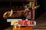 ANALIZĂ | Jamón serrano vs. jamón ibérico. Ce diferențe justifică un preț de peste 2.000 de dolari