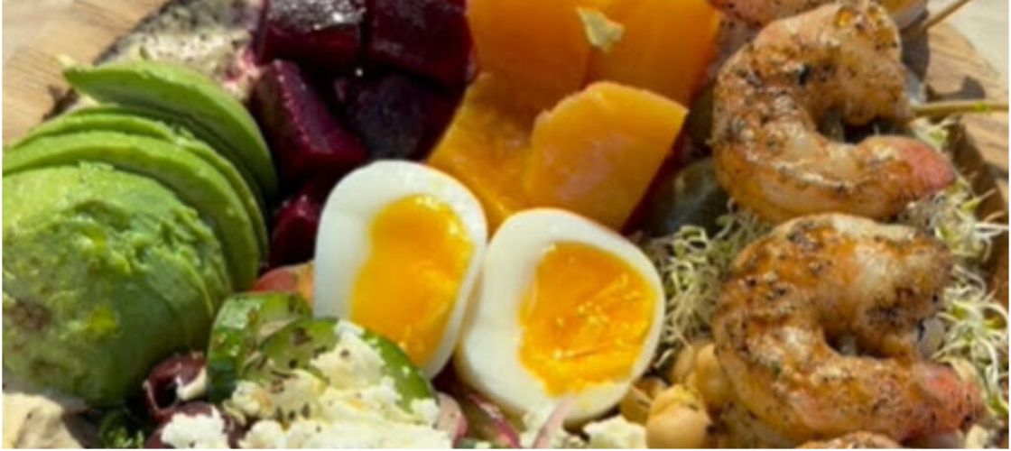 Un mic dejun consistent pe bază de proteină vegetală: bowl-ul de hummus