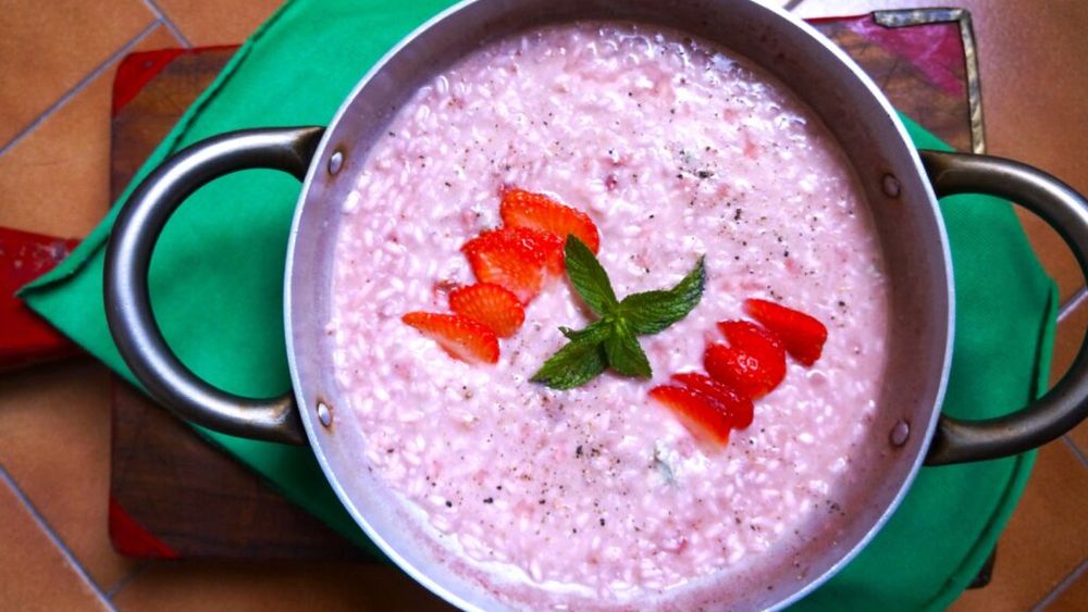 Rețetă de impresionat soacra sau invidioșii. Risotto cu căpșuni și gorgonzola, gusturi și arome contrastante dar în perfect echilibru