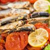 Sardine la cuptor cu roșii și frunze de viță de vie. Rețeta mediteraneană care transformă un pește obișnuit într-un preparat spectaculos