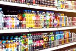 UPDATE | Coca-Cola, Nestlé și Danone schimbă etichetele sticlelor din plastic după trei ani de negocieri cu UE / Ce vor scrie despre dop și reciclare / Anunțul oficial al Comisiei Europene