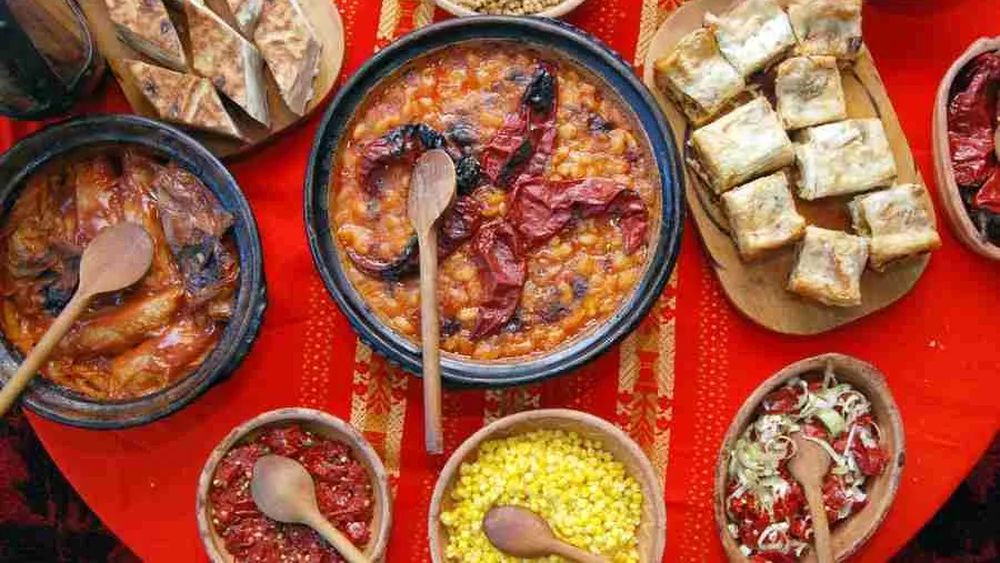 Persoanele care consumă frecvent mâncăruri din bucătării internaționale tind să fie mai tolerante și mai deschise față de imigranți, conform unui studiu britanic