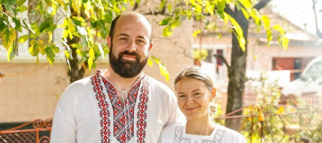VIDEO | De la biroul unei multinaționale la grădina bunicilor / Oana Groza a renunțat la munca „de birou” din Cluj și cultivă legume în Maramureș / Surplusul îl procesează, păstrând gustul și farmecul rețetelor vechi