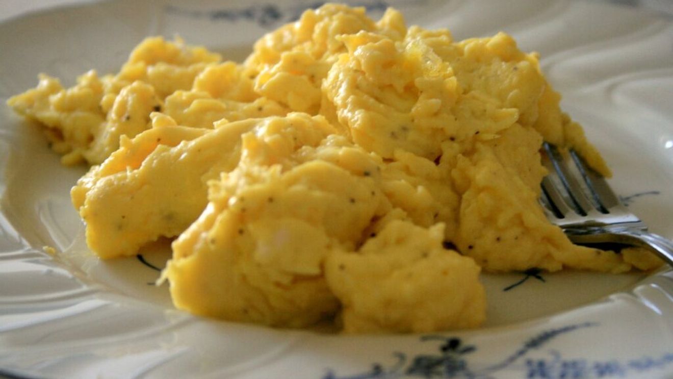 Rețeta perfectă de ouă scrambled pentru un mic dejun sănătos și sățios / În doar 10 minute, te poți bucura de o masă echilibrată, care îți susține corpul și mintea pe parcursul zilei