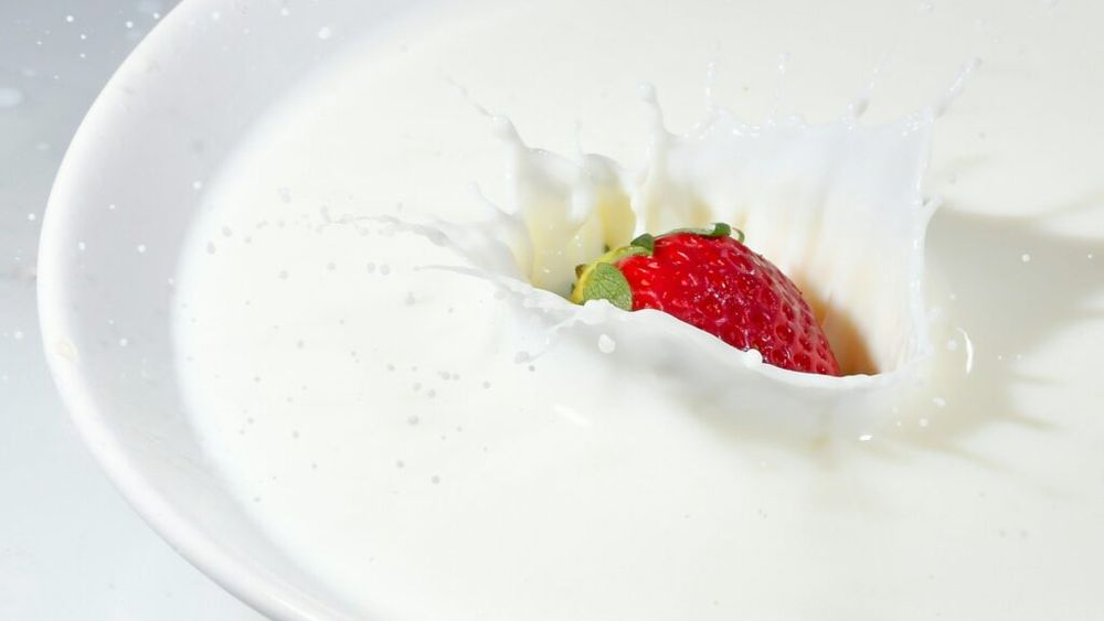 Cea mai bună hidratare nu o asigură apa. Lactatele, sucurile de fructe și ceaiurile ajută cel mai bine corpul să facă față caniculei