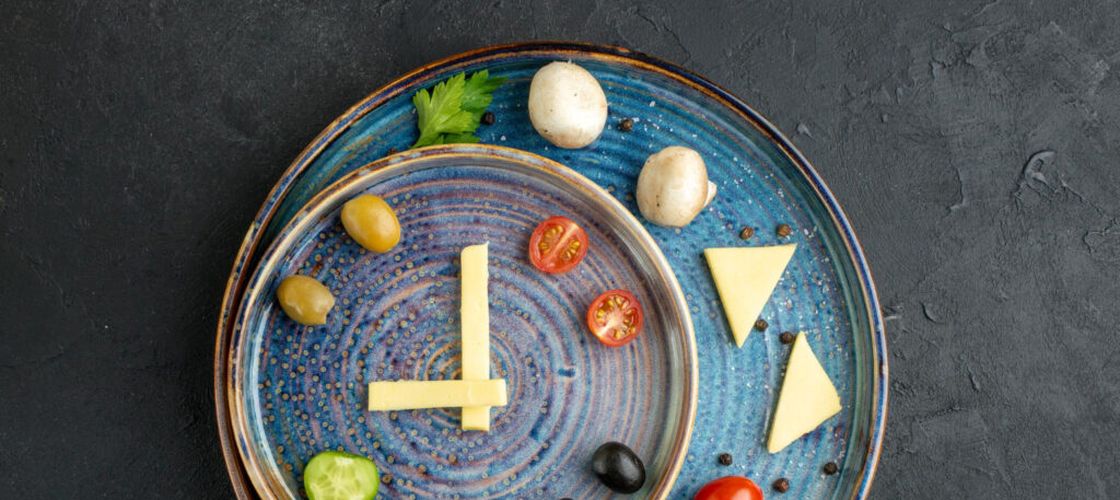 Nu doar ce mănânci contează, ci și când / Cercetătorii leagă orele meselor de greutatea corporală pe termen lung