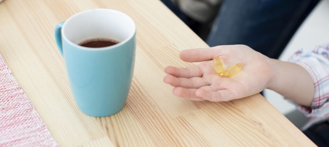 Greșeala pe care o faci când bei cafea / Specialiștii avertizează că băutura poate reduce efectul unor pastile pe care le iei zilnic