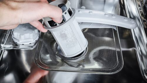 Cât de des ar trebui să cureți mașina de spălat vase / Specialiștii explică pași simpli pentru a curăța în special scurgerea și filtrul