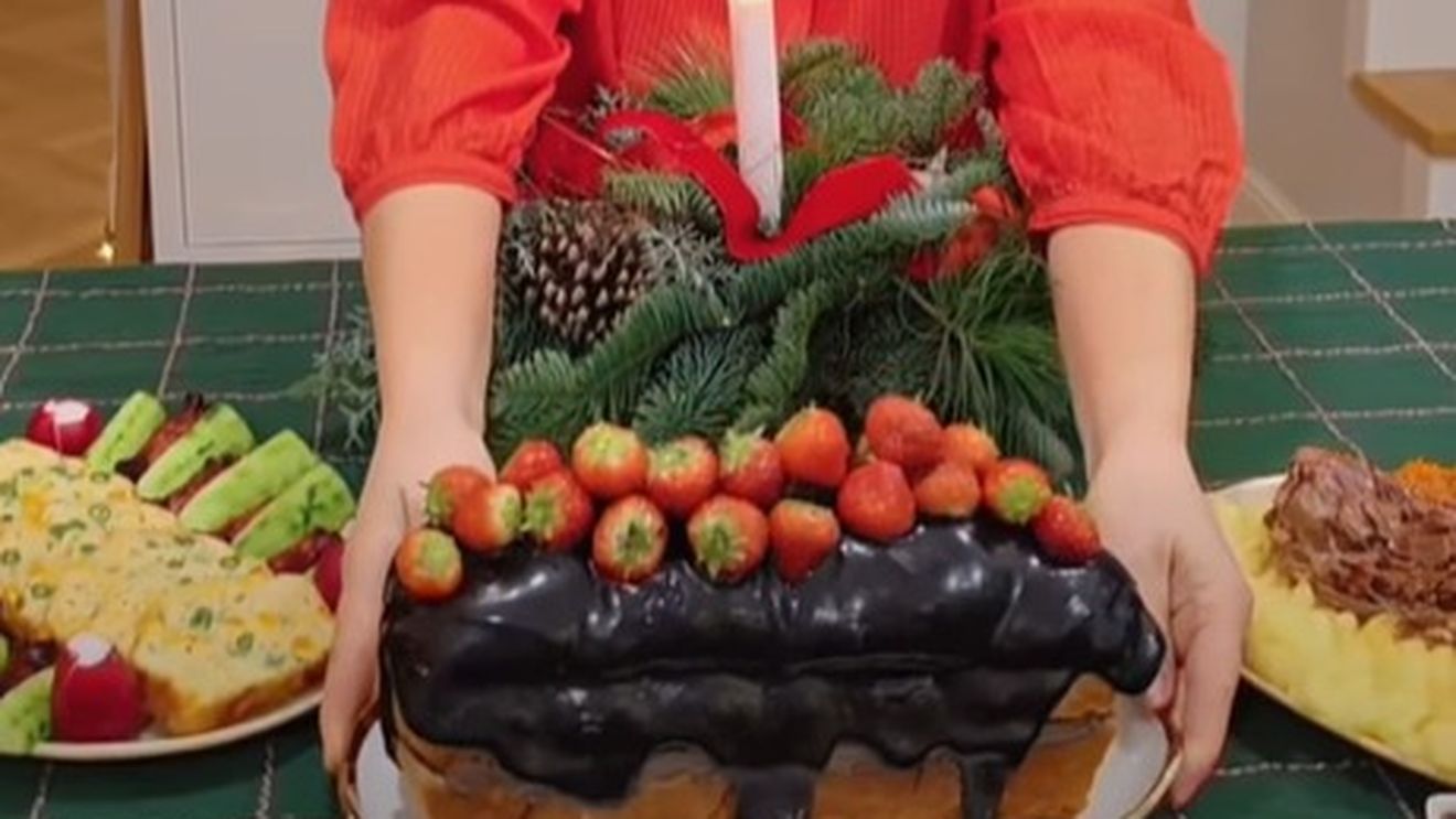 Tort din cozonac gata preparat, decorat cu căpșuni, by Prăjiturela / Iei un cozonac pentru tine și cu încă unul faci o bucurie