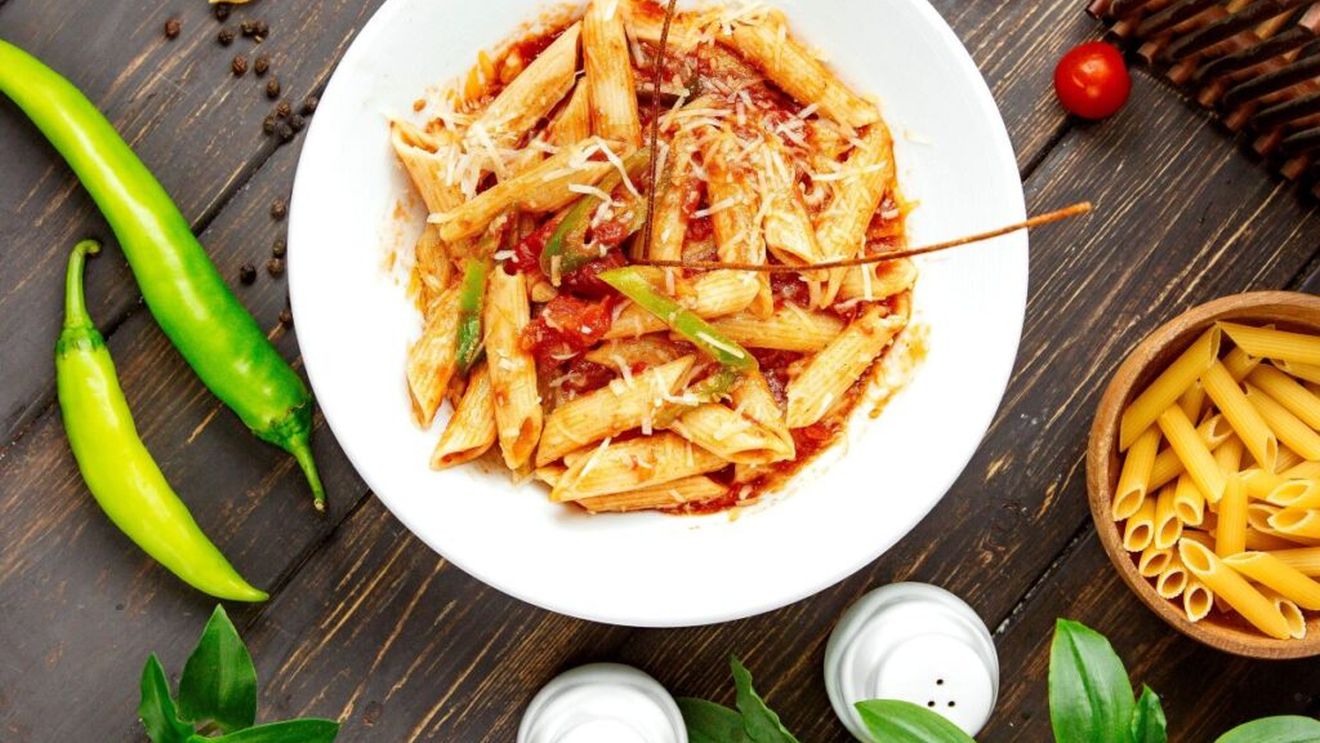 Pastele de vineri seara. Rețeta clasică de paste all’arrabbiata. Rapide și picante exact cât să meargă după ele o bere rece