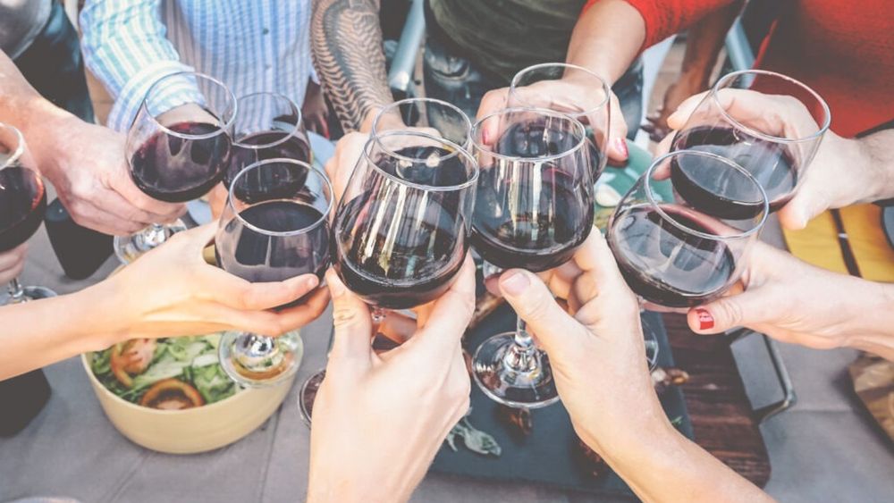 Record mondial: România, fruntașă la consumul de alcool / Câți litri bea un român într-un an