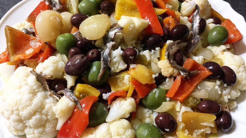 În pană de idei după sărbători? O salată ultra tradițională de la Napoli poate rezolva problema. Insalata di rinforzo: conopidă, gogoșari în oțet, măsline, aromatizate cu capere și hamsii