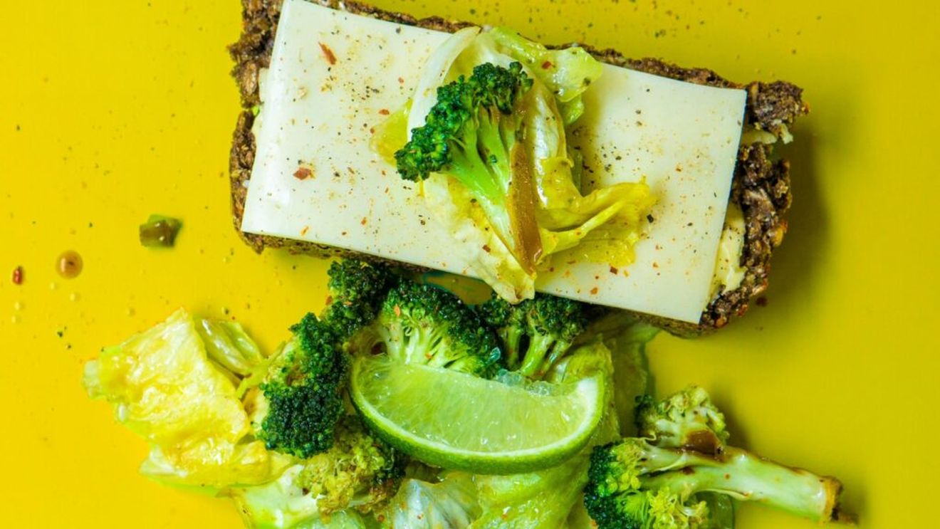 Cauți o soluție pentru constipație?/ O nutriționistă ne sfătuiește să încercăm aceste 11 alimente bogate în fibre care îți îmbunătățesc sănătatea digestivă