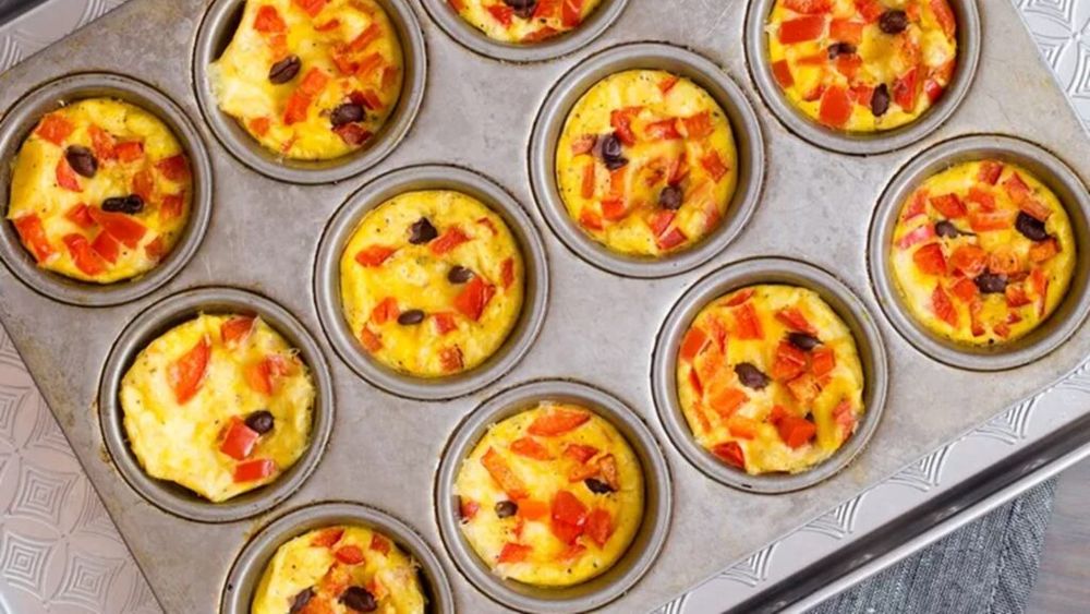 Omlete în formă de brioșe cu ardei gras, fasole neagră și brânză/Micul dejun nu a fost niciodată mai apetisant