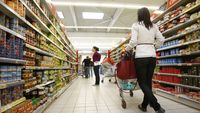 Rusia bombardează supermarketuri, porturi și rețele de distribuție. Ucrainienii își fac provizii de apă și mâncare