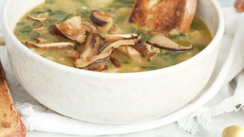 Ești stresat? Iată ce să-ți gătești ca să reușești să te remontezi rapid/ Tocănița cu frunze de nap, o explozie de antioxidanți