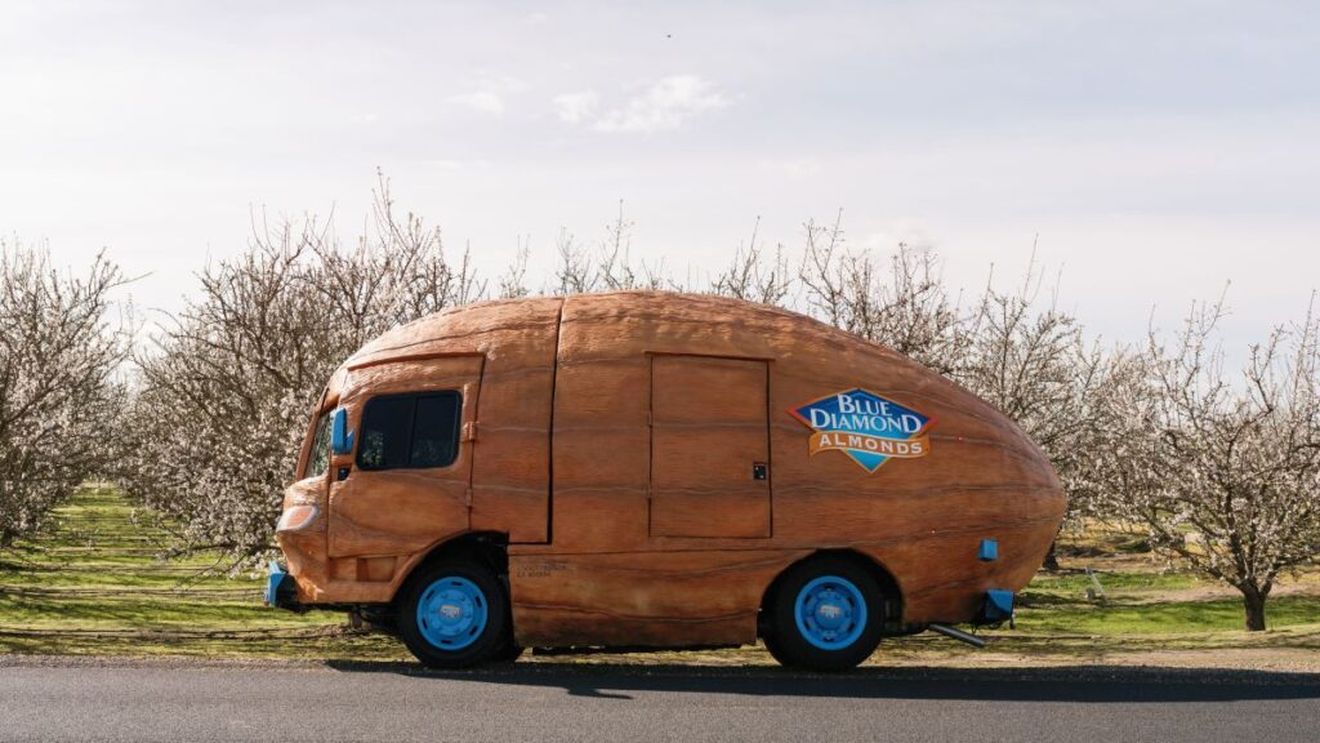 La drum într-o migdală uriașă. Un vehicul de forma unei migdale, cu care își face publicitate un producator american distribuind în mod extrem de original mostre de produse si suveniruri