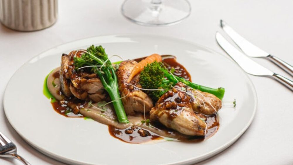 „The Marmorosch Bucharest” lansează meniul de toamnă / Cristian Șerb, Executive Chef: „Încercăm să ne aprovizionăm cât mai mult cu ingrediente locale, de la legume rădăcinoase la carne. Fiecare preparat este o ocazie de a susține producătorii români”